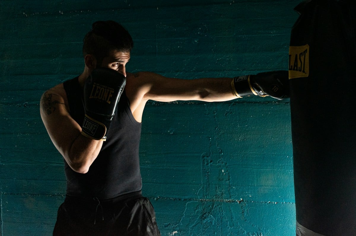 Deportista entrenando boxeo