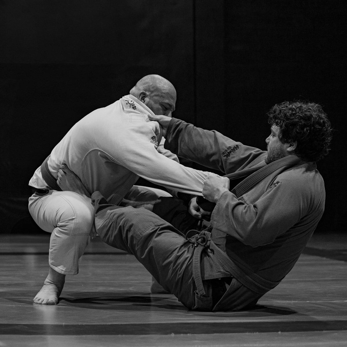 Dos deportistas practicando jiu-jitsu